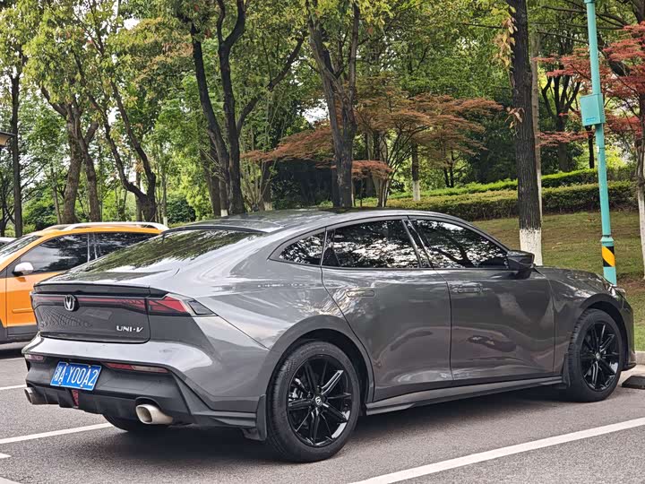 Changan UNI-V 2023 1.5 T Premium — фото 7