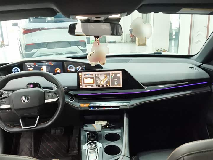 Changan UNI-V 2022 1.5 T Premium — фото 6