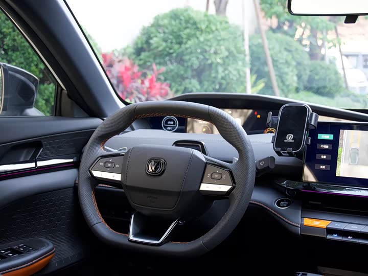 Changan UNI-V 2023 1.5 T Premium — фото 17