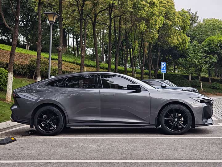 Changan UNI-V 2023 1.5 T Premium — фото 4