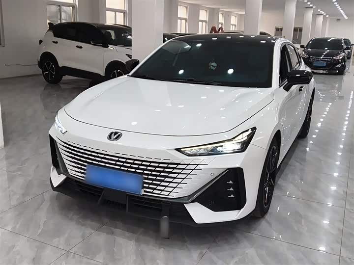 Changan UNI-V 2022 1.5 T Premium — фото 1