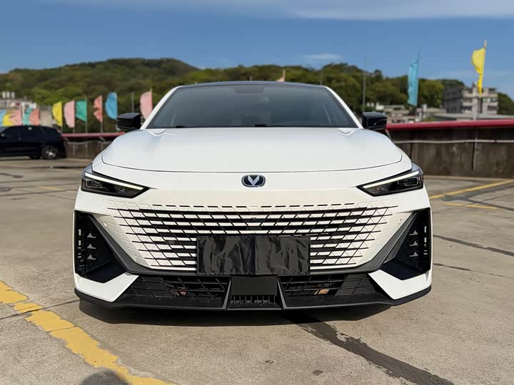 Changan UNI-V 2022 1.5 T Premium — фото 2