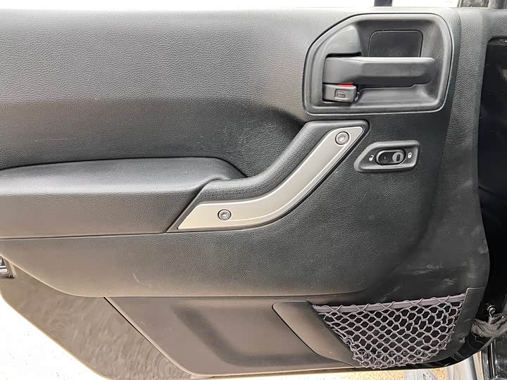 Jeep Wrangler — фото 12