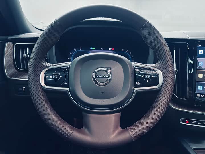 Volvo XC60 2022 B 5 4 WD — фото 12