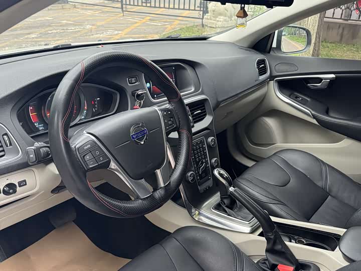 Volvo V40 2015 1.6 T — фото 13
