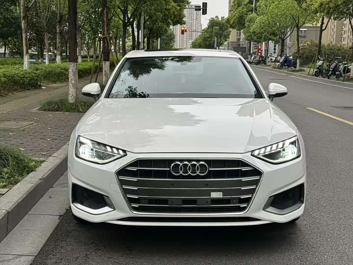 Audi A4L 2022 40 TFSI — фото 2