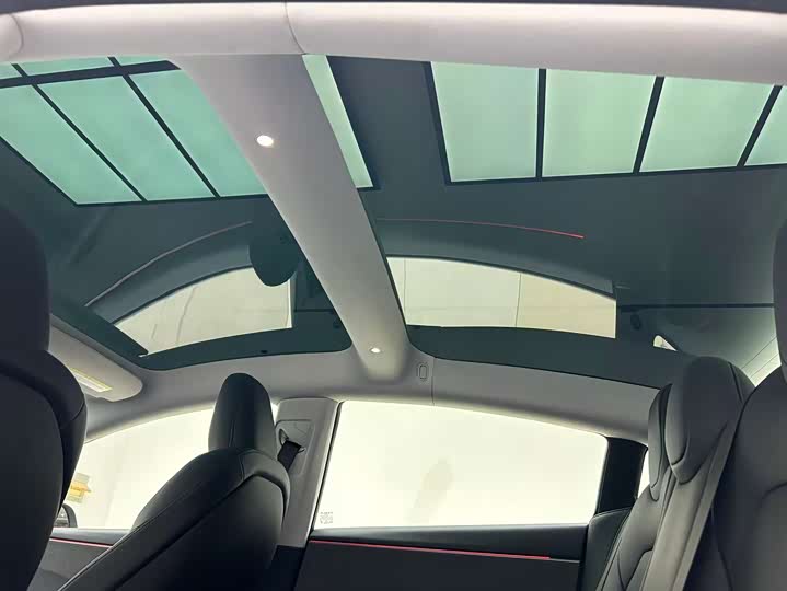 Tesla Model 2025 — фото 12