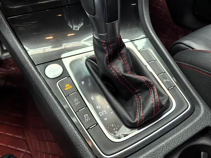 Volkswagen GTI 2016 2.0 TSI GTI — фото 10