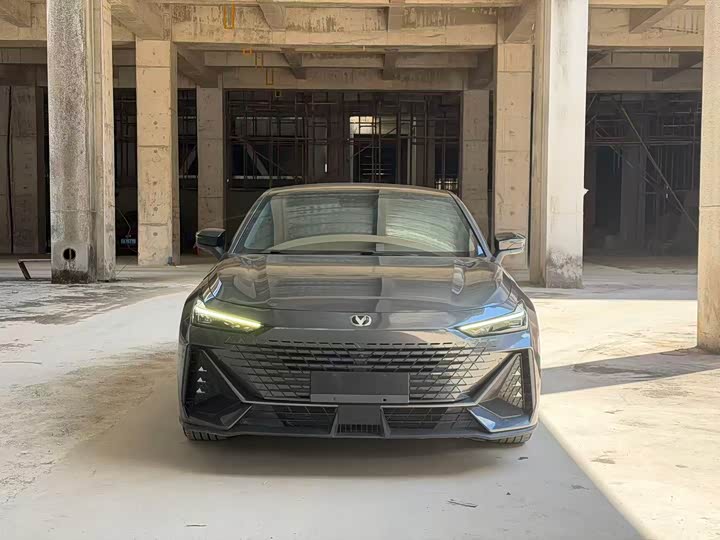 Changan UNI-V 2022 1.5 T Premium — фото 2