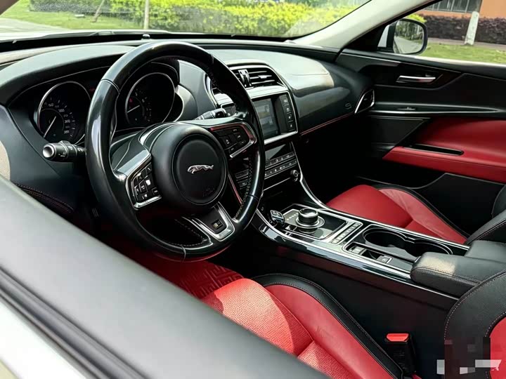 Jaguar XE 2015 2.0 T 200 PS R-Sport — фото 4
