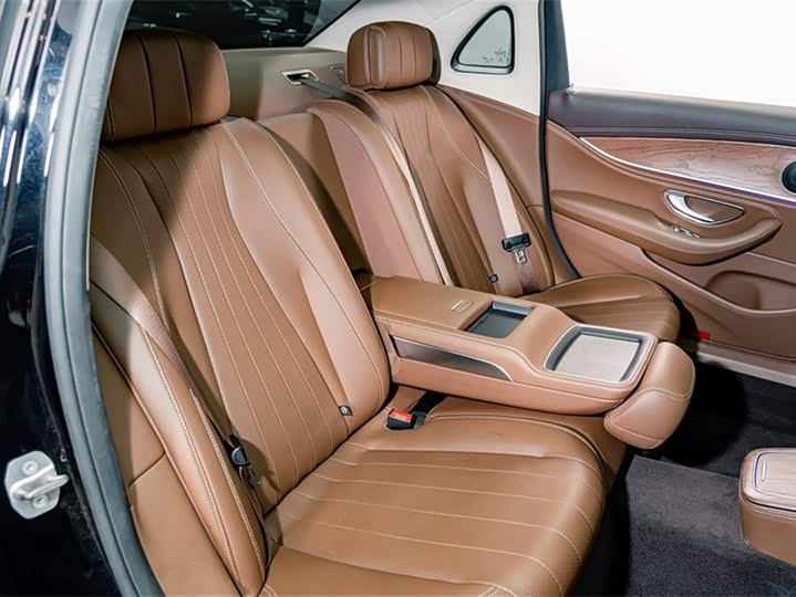 Mercedes-Benz E-Class 2022 E 350 e L — фото 22