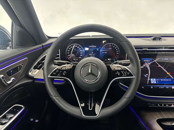 Mercedes-Benz E-Class 2024 E 350 e L — фото 16