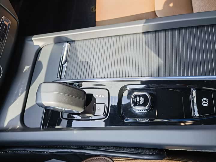 Volvo XC60 2025 B 5 4 WD — фото 12