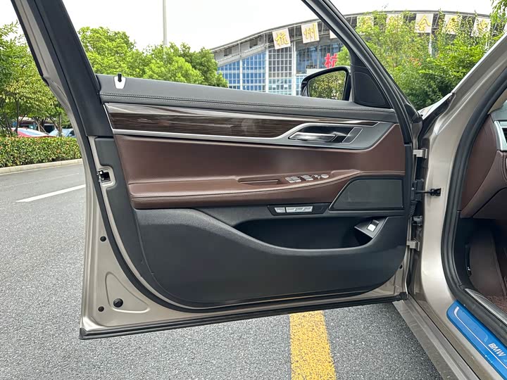 BMW 7 Series 730Li продвинутая — фото 20