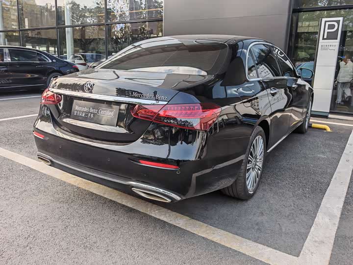 Mercedes-Benz E-Class 2022 E 300 L Luxury — фото 17