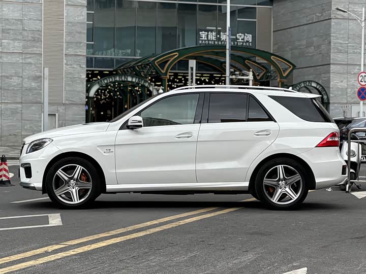 Mercedes-Benz M-Class 2015 AMG ML 63 — фото 4