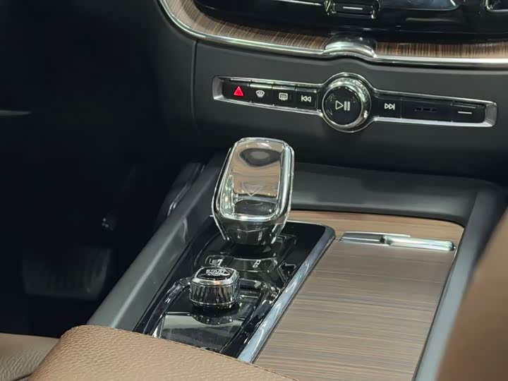 Volvo XC60 2022 B 5 4 WD — фото 14