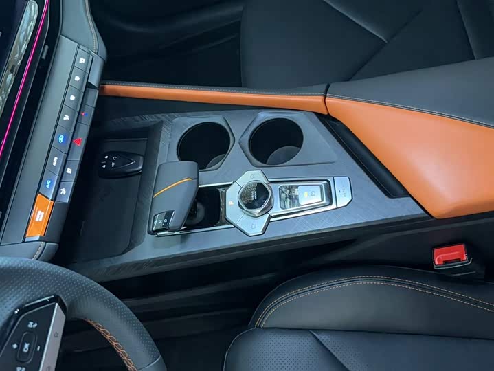 Changan UNI-V 2022 1.5 T Premium — фото 14