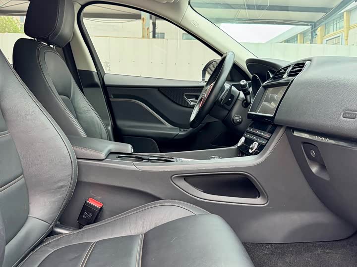 Jaguar F-PACE 2016 2.0 T 2 WD — фото 14