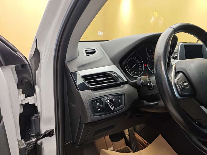 BMW X1 2016 s Drive 18 Li — фото 11