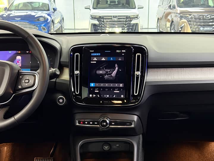 Volvo XC40 2023 B 4 WD — фото 18