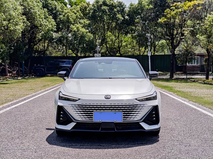 Changan UNI-V 2023 1.5 T Premium — фото 2
