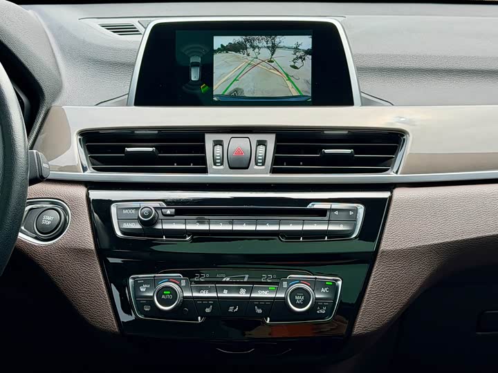 BMW X1 2018 x Drive 25 Le Luxury — фото 15