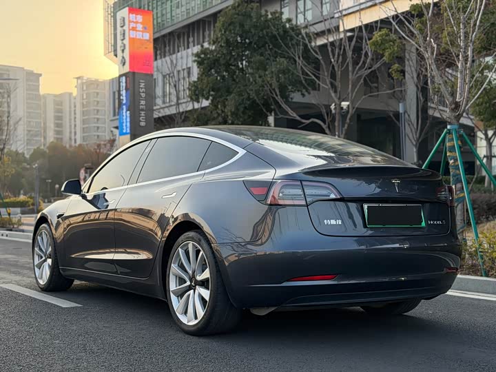 Tesla Model 2019 — фото 12