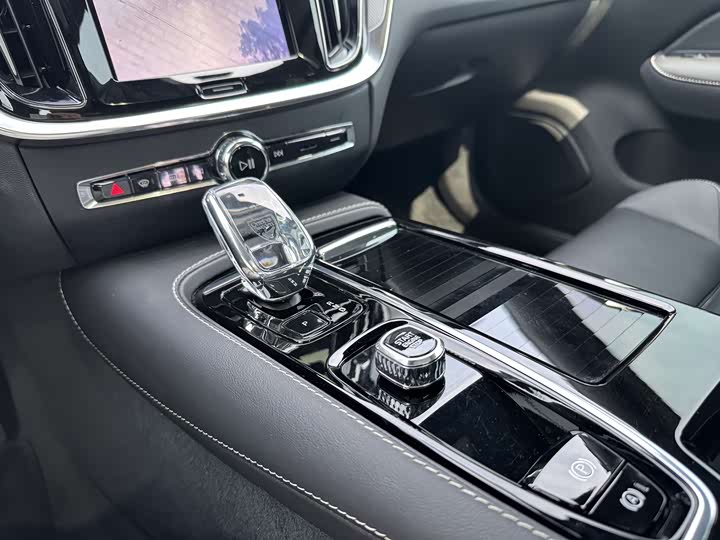 Volvo S 60 Hybrid 2024 T 8 4 WD — фото 6