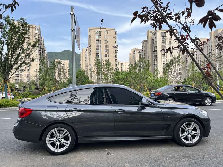 BMW 3-Series 2019 320i M — фото 14