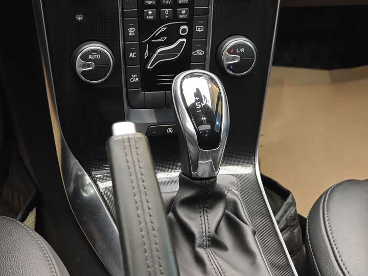 Volvo V40 2018 T 3 — фото 17
