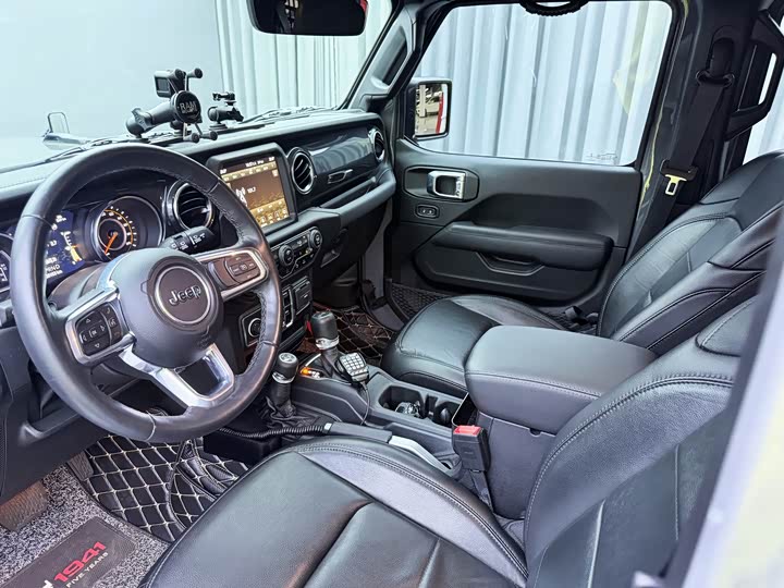 Jeep Wrangler — фото 19