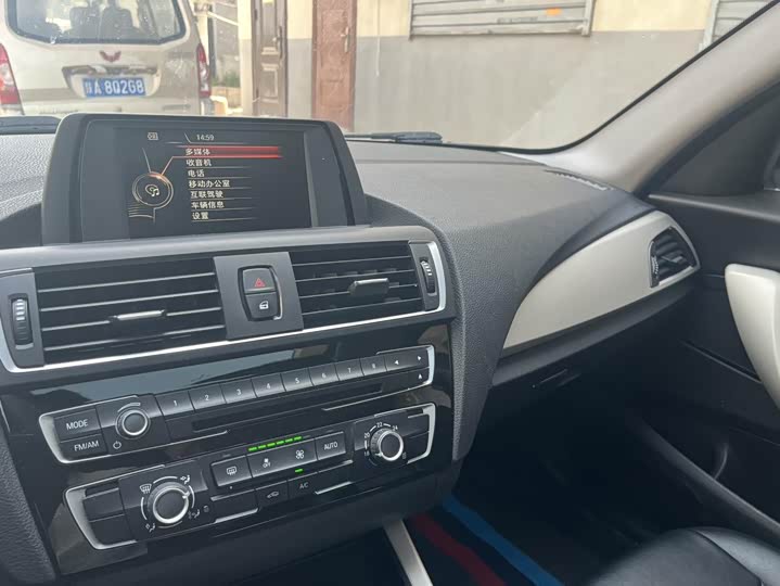 BMW 1-Series 2018 118i Leading — фото 11