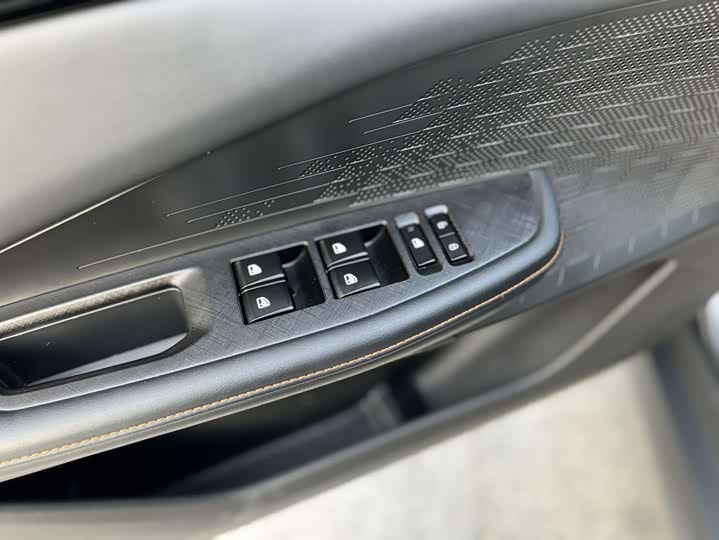 Changan UNI-V 2024 1.5 T Premium — фото 12