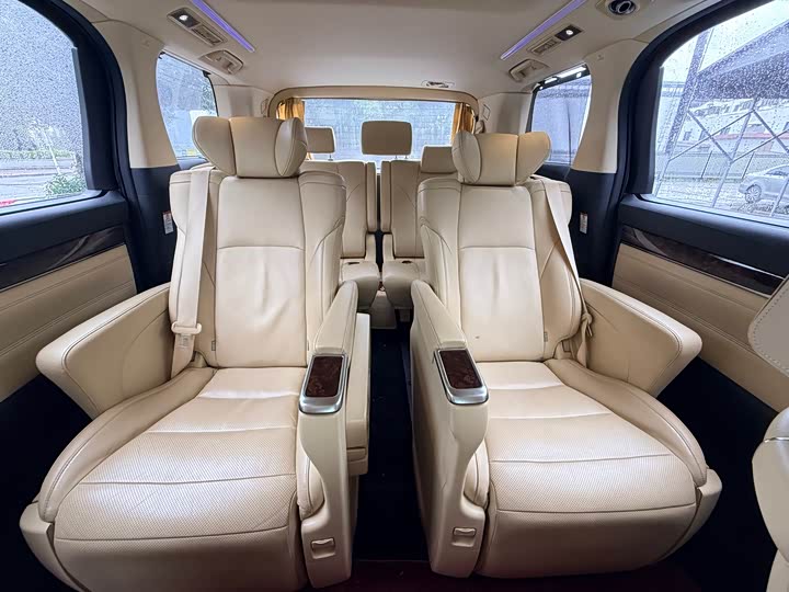 Toyota Alphard — фото 13
