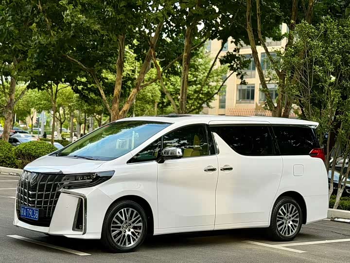 Toyota Alphard — фото 1