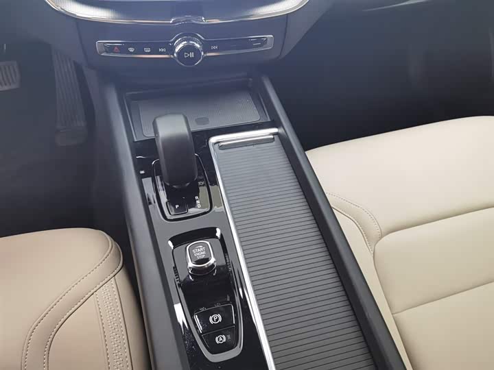 Volvo XC60 2026 B 5 4 WD — фото 13