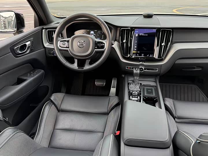 Volvo XC60 2021 T 5 4 WD — фото 3