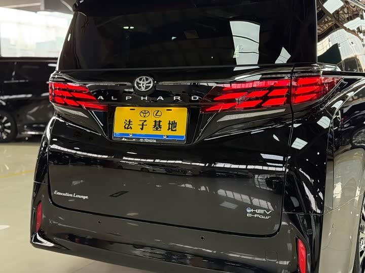 Toyota Alphard — фото 24