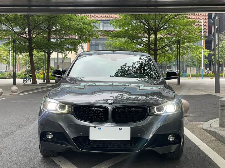 BMW 3-Series 2019 330i x Drive M — фото 2