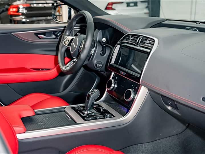 Jaguar XEL 2024 2.0 T 250 PS R-DYNAMIC S — фото 19