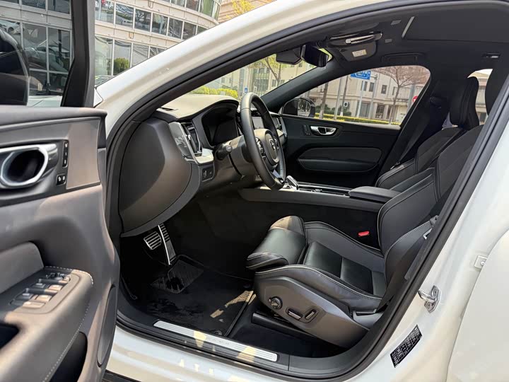 Volvo XC60 2022 B 5 4 WD — фото 8