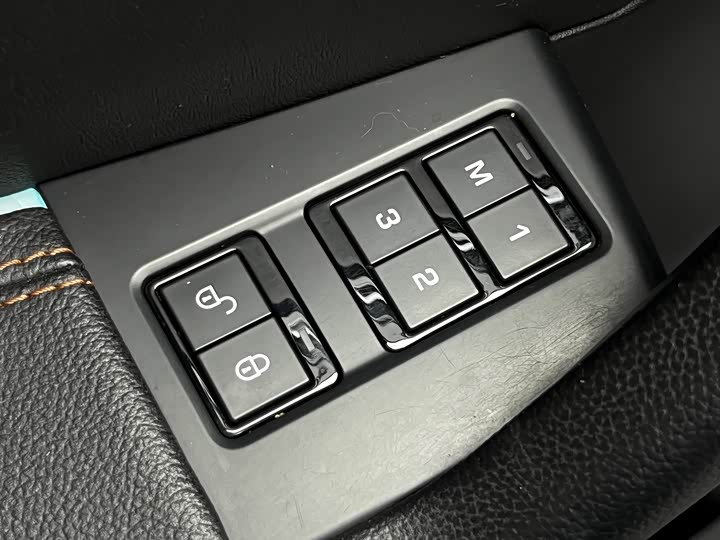 Jaguar F-PACE 2018 2.0 T 2 WD — фото 11