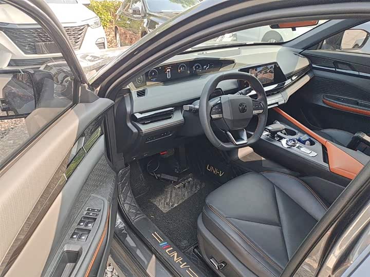 Changan UNI-V 2022 1.5 T Premium — фото 16