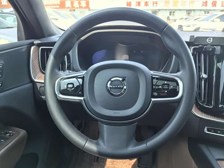 Volvo XC60 2023 B 5 4 WD — фото 10