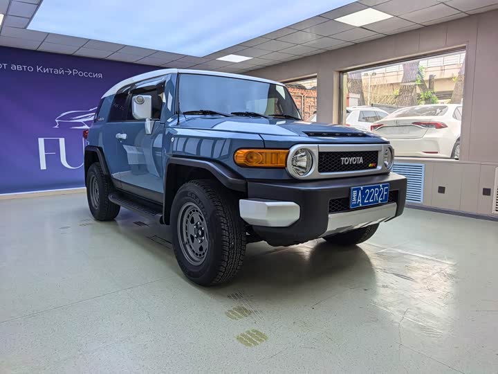 Toyota FJ 2023 4.0 L — фото 2