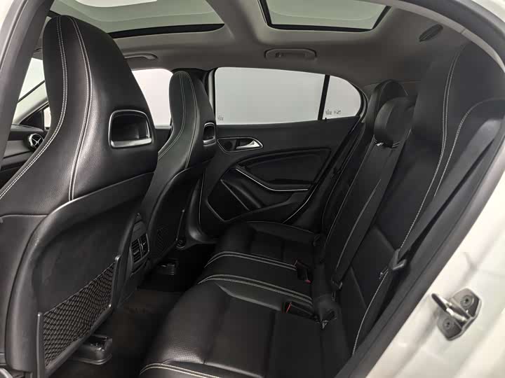 Mercedes-Benz GLA 2018 GLA 200 — фото 15