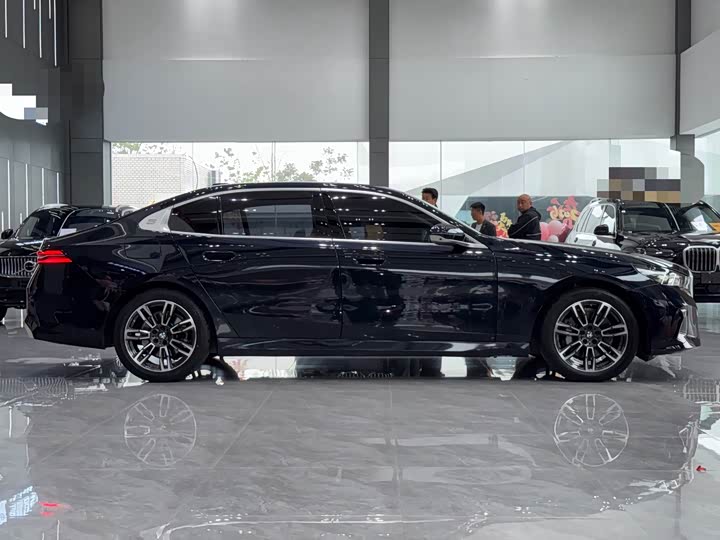 BMW 5-Series 2024 530 Li Leading M — фото 10