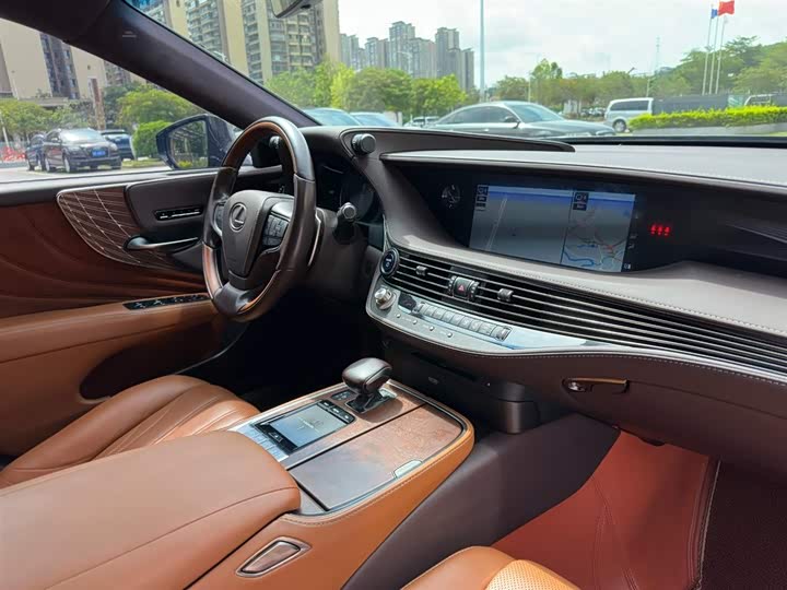 Lexus LS 2018 500h V — фото 15