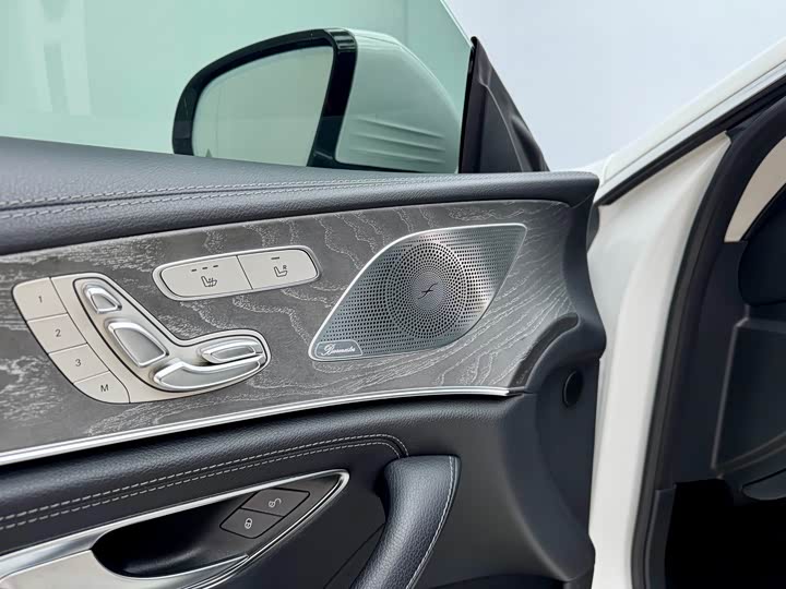 Mercedes-Benz CLS 2018 CLS 300 — фото 8